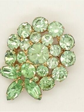 Vintage Weiss Green Crystal Rhinestone Cluster Brooch Pin Costume Gold Tone